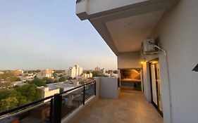 Departamento con gran balcón a la calle y parrilla